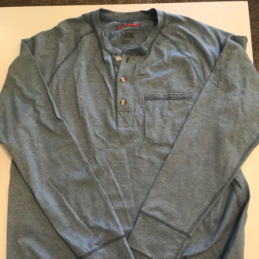 Men’s North Face shirt